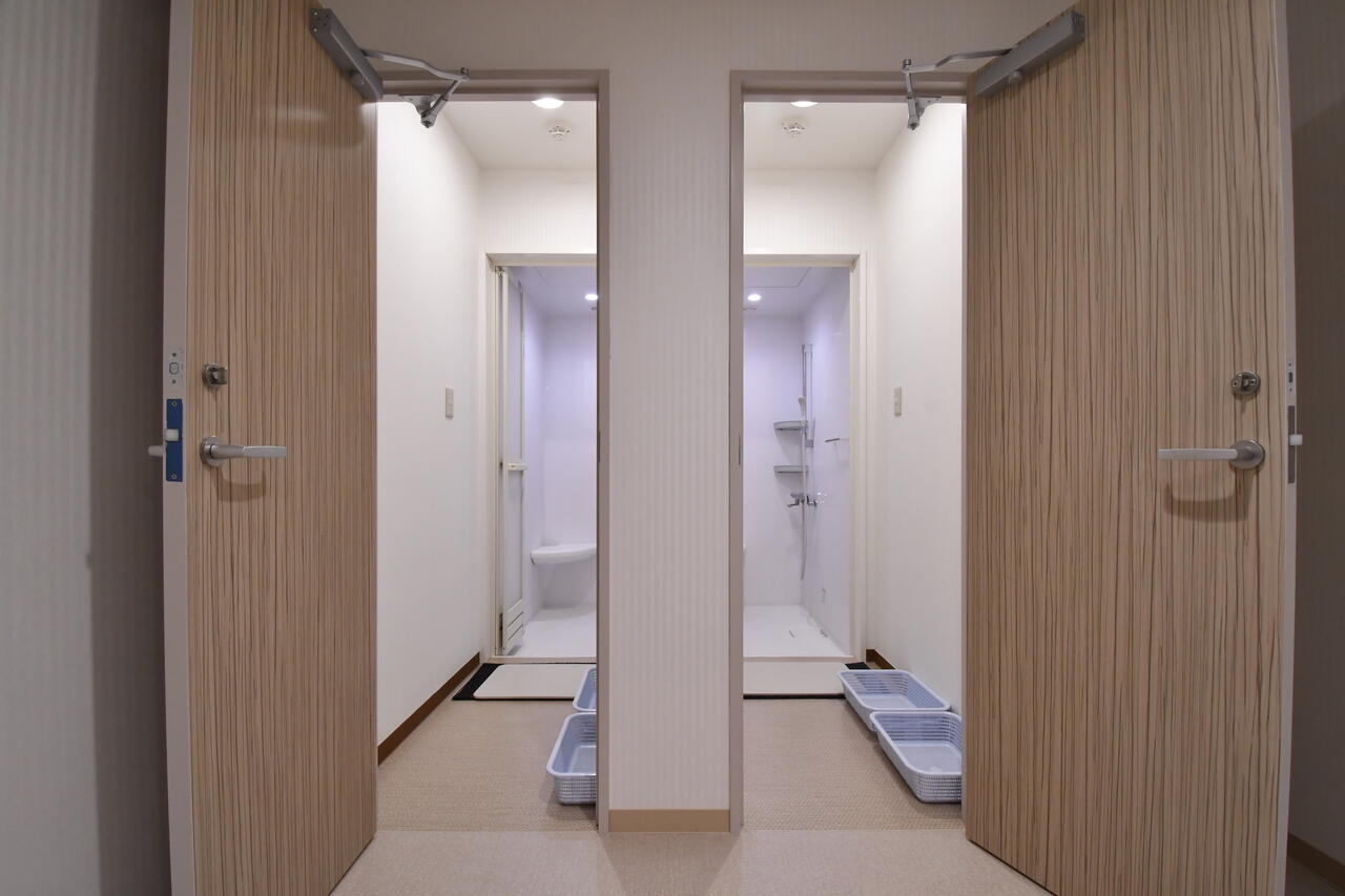 シャワールームは2室並んでいます。女性専用シャワールームの対面はランドリールームです。|1F 浴室