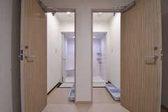 シャワールームは2室並んでいます。女性専用シャワールームの対面はランドリールームです。(2018-04-03,共用部,BATH,1F)