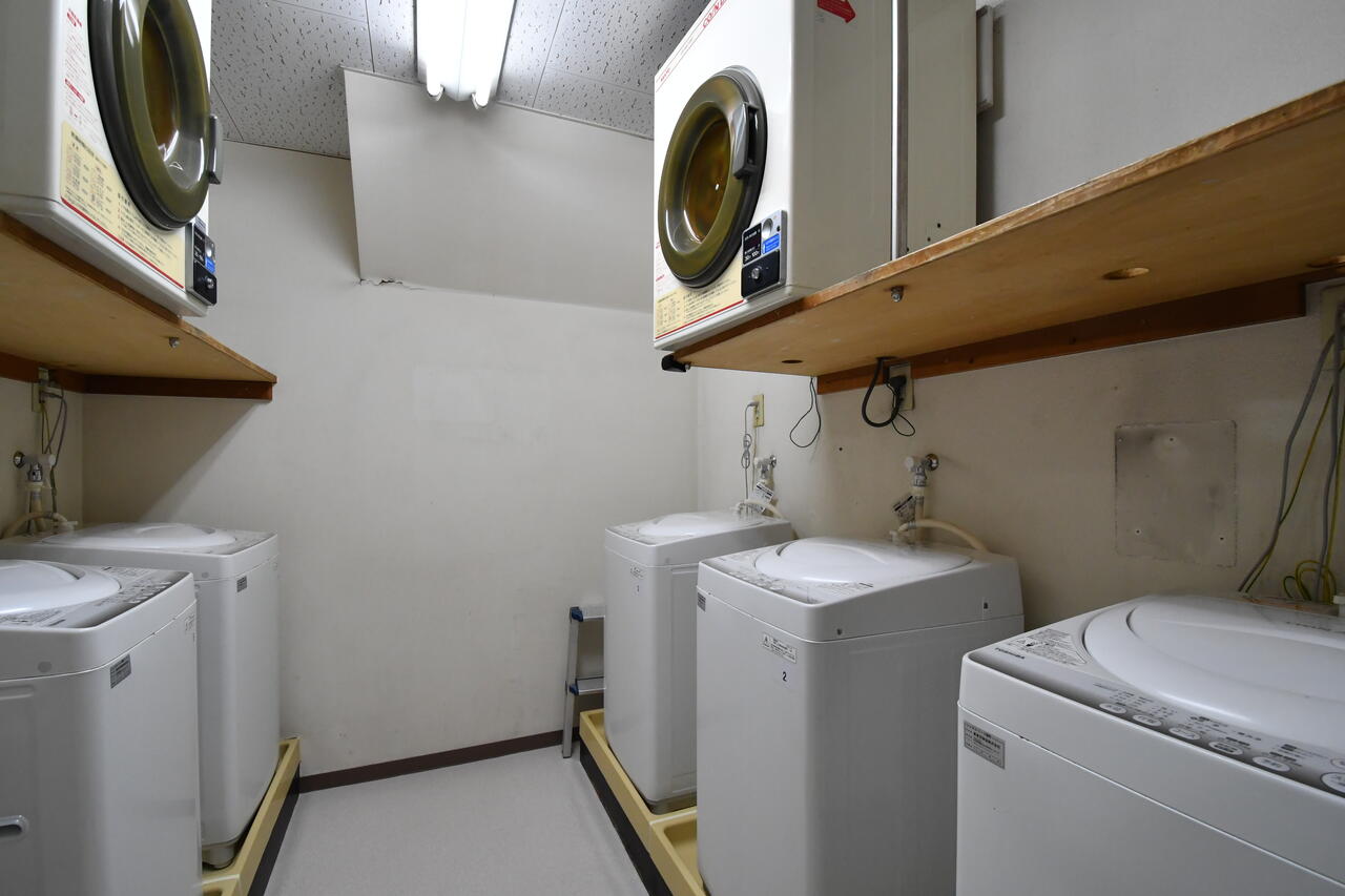 ランドリールームの様子。ランドリールームには洗濯機が5台、乾燥機が2台設置されています。|1F ランドリー