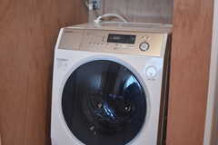 ドラム式洗濯乾燥機の様子。(2020-03-16,共用部,LAUNDRY,1F)