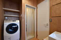 正面はバスルーム、右手がトイレです。バスルーム内にカーテンが取り付けられています。(2020-03-16,共用部,BATH,1F)