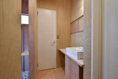 洗面台の奥のドアがトイレです。(2020-03-16,共用部,WASHSTAND,1F)
