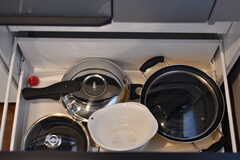 鍋類はIHクッキングヒーター下に収納されています。(2023-03-15,共用部,KITCHEN,1F)