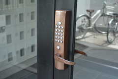 玄関の鍵はナンバー式のオートロックです。(2021-07-07,周辺環境,ENTRANCE,1F)