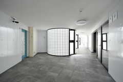 廊下にはガラスブロックの円柱がたくさん。(2021-07-07,共用部,OTHER,3F)
