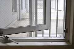 窓はスライドするように開閉します。（406号室）(2012-05-15,専有部,ROOM,4F)