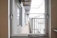 窓からはうっすらと屋上の様子が窺えます。（606号室）(2012-05-15,専有部,ROOM,6F)