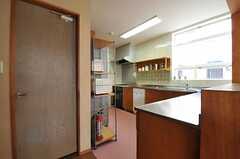 キッチンの様子。左のドアは廊下につながっています。(2012-03-19,共用部,KITCHEN,1F)