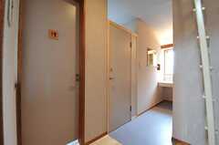 水まわりの様子。左のドアはトイレ、右はバスルームです。(2012-03-19,共用部,OTHER,2F)