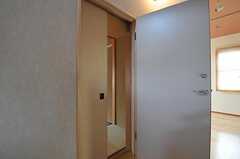 専有部のドアの様子。普段は使用しませんが引き戸もあります。（202号室）(2012-03-19,専有部,ROOM,2F)