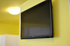 ラウンジの壁には共用TVが掛けられています。(2013-03-26,共用部,TV,1F)