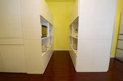 収納スペースの様子。棚部分にはキッチン家電が置かれています。(2013-03-26,共用部,LIVINGROOM,1F)