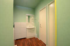 水回り設備の様子3。右手のドアはトイレ、左手にシャワールームがあります。(2013-03-26,共用部,LIVINGROOM,1F)