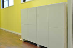 廊下には部屋ごとに設けられた収納棚が置かれています。(2013-03-26,共用部,OTHER,2F)