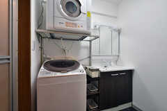 脱衣室の様子。洗面台と洗濯機、乾燥機が設置されています。(2022-08-17,共用部,WASHSTAND,1F)