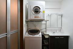 洗濯機と乾燥機の様子。(2022-08-17,共用部,LAUNDRY,1F)
