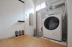 洗濯機は玄関脇に設けられています。(2013-04-01,共用部,LAUNDRY,1F)