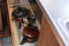 鍋やフライパンは引き出しに収納されています。(2023-03-28,共用部,KITCHEN,1F)