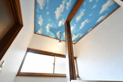 天井には青空が広がっています。(2023-03-28,共用部,OTHER,2F)