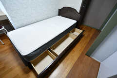 ベッドは収納付きです。（204号室）(2023-03-28,専有部,ROOM,2F)