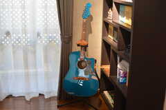 ブルーのギターがインテリアのアクセント。(2021-10-20,共用部,LIVINGROOM,1F)