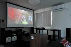 スクリーンも設置されていて、大画面で映画鑑賞もできます。(2013-01-17,共用部,LIVINGROOM,1F)