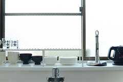 シンク上の出窓スペースには、食器が並んでいます。(2013-01-17,共用部,KITCHEN,1F)
