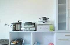 キッチンの向かいの棚には、炊飯器や電子レンジなどのキッチン家電が置かれています。(2013-01-17,共用部,KITCHEN,1F)