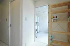 洗剤などは、ランドリールームの手前にある棚に置くことができます。(2013-01-17,共用部,LAUNDRY,1F)