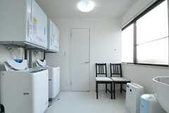 ランドリールームの様子。洗濯機と乾燥機は2台ずつあります。(2013-01-17,共用部,LAUNDRY,1F)