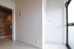 階段ホールの様子。正面のドアはトイレです。(2013-01-17,共用部,OTHER,2F)