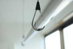 天井からポールが吊されており、室内で物干しもできます。（202号室）(2013-01-17,専有部,ROOM,2F)
