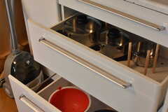食器棚の引き出しには共用の鍋やフライパンが収納されています。(2018-03-09,共用部,KITCHEN,1F)