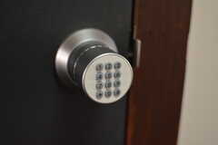専有部の鍵はナンバー式のオートロックです。（203号室）(2023-05-25,専有部,ROOM,2F)