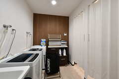 アコーディオンカーテンの先がシャワールームです。お弁当屋さんの従業員の方も使用します。(2023-05-25,共用部,OTHER,1F)