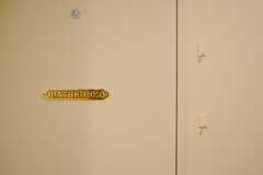 シャワールームのサイン。ドアの脇には、順番札をかけることができるフックが取り付けられています。(2015-04-28,共用部,BATH,1F)