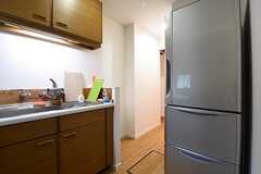 キッチンの対面に冷蔵庫が設置されています。(2016-10-20,共用部,KITCHEN,1F)