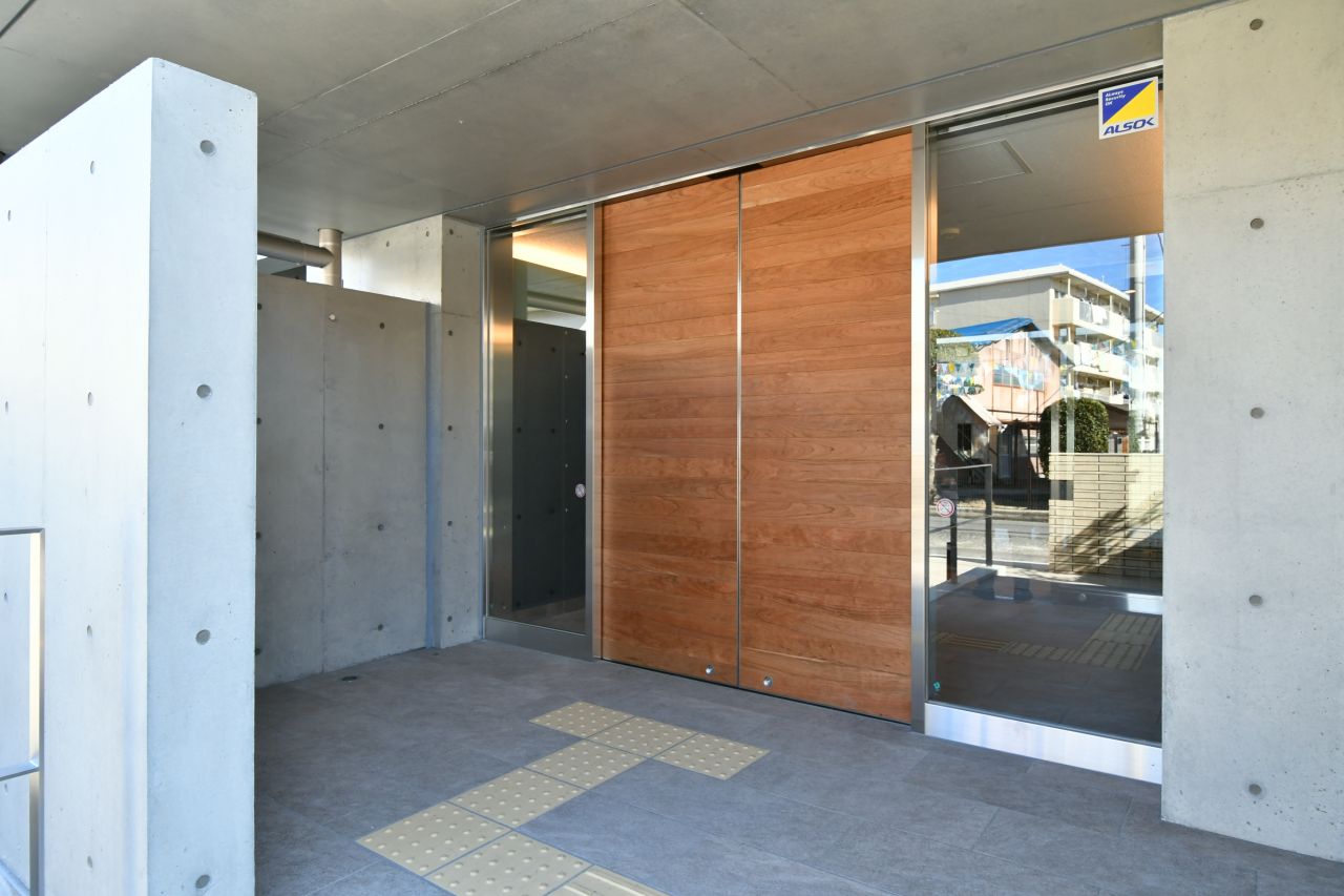 マンションのエントランス。自動ドアです。(2020-02-02,周辺環境,ENTRANCE,1F)