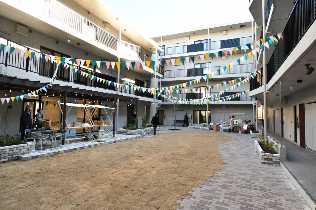 中庭の様子。建物はロの字型で、中庭を囲うように専有部が配置されています。撮影時は内覧イベントが開催されていました。(2020-02-02,共用部,OTHER,1F)