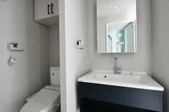 ウォシュレット付きのトイレと洗面台の様子。（104号室）(2020-03-10,専有部,ROOM,1F)