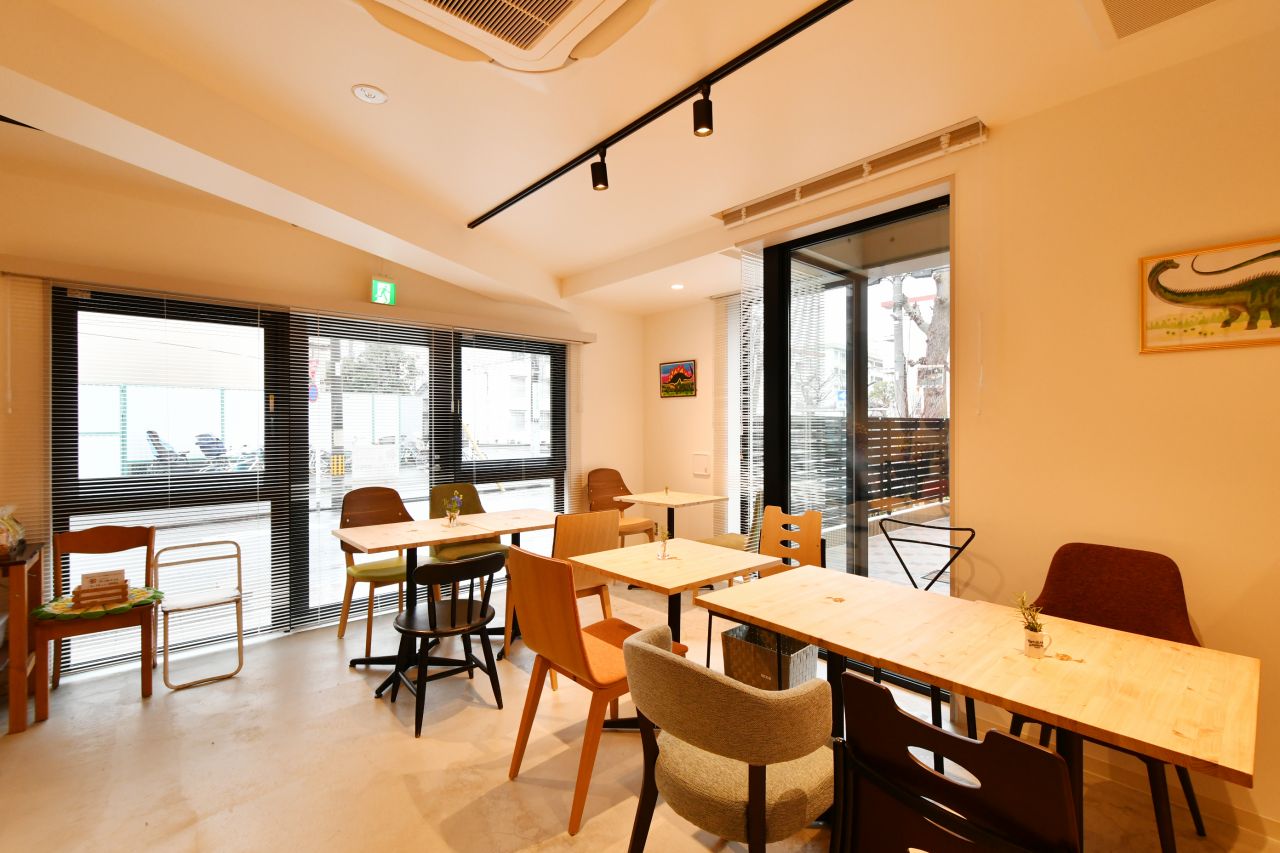 マーブルテラスの店内。壁面に飾られた恐竜の絵の色使いにも注目です。ランチにはカレーなども提供される予定とのこと。(2020-03-10,共用部,OTHER,1F)