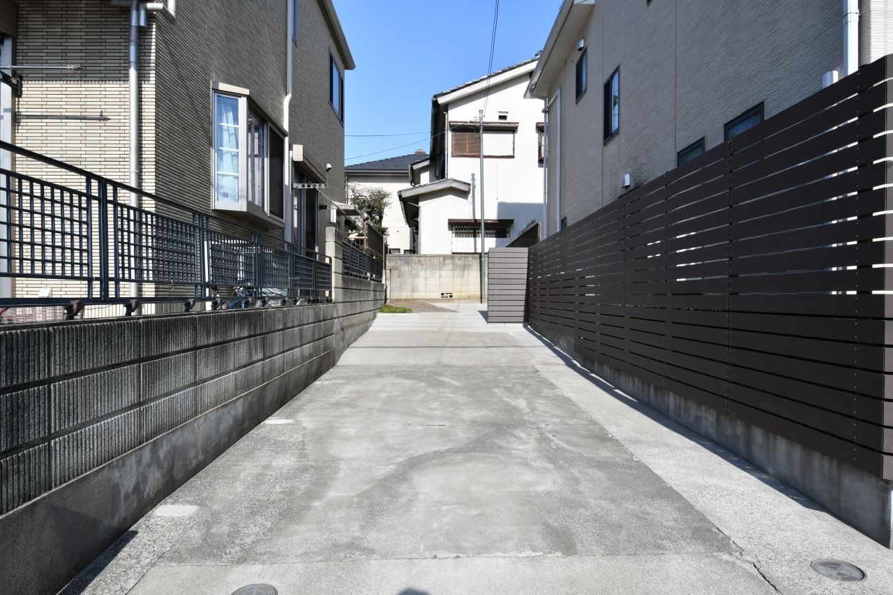 アプローチの様子。突き当たり左手に敷地が続いています。(2023-03-08,共用部,OTHER,1F)
