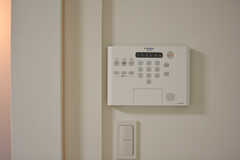 ホームセキュリティサービスが導入されています。(2023-03-08,共用部,LIVINGROOM,1F)