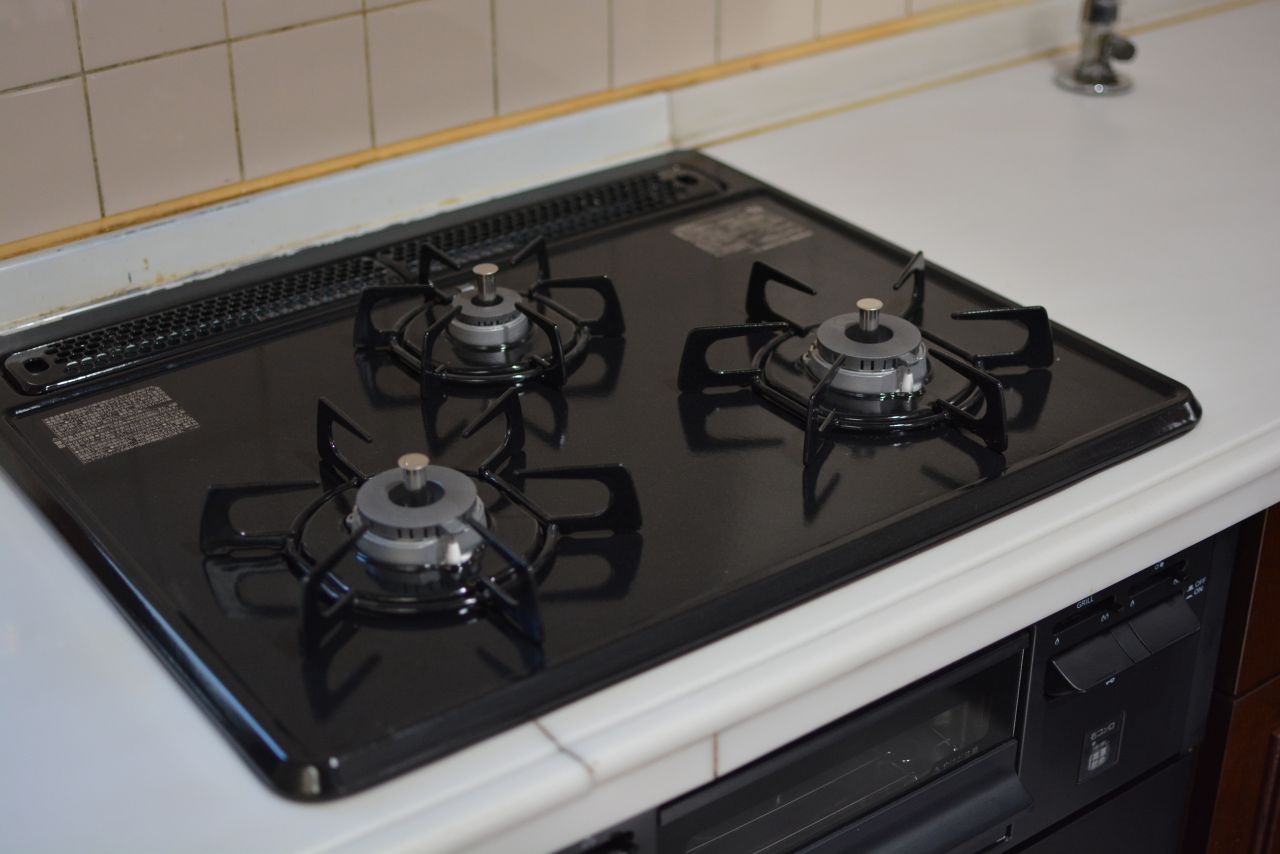 ガスコンロは3口です。(2023-03-08,共用部,KITCHEN,1F)