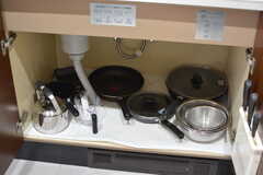 フライパンや鍋類はシンク下に収納されています。(2023-03-08,共用部,KITCHEN,1F)