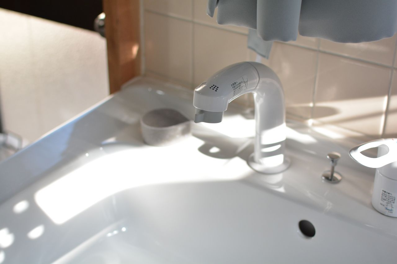 シンクのシャワー水栓。(2023-03-08,共用部,WASHSTAND,1F)