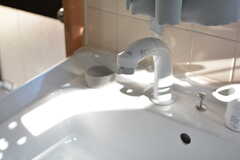 シンクのシャワー水栓。(2023-03-08,共用部,WASHSTAND,1F)