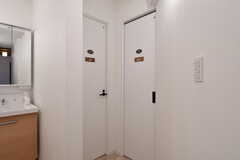 右がバスルーム、左がシャワールームです。(2023-03-08,共用部,BATH,1F)