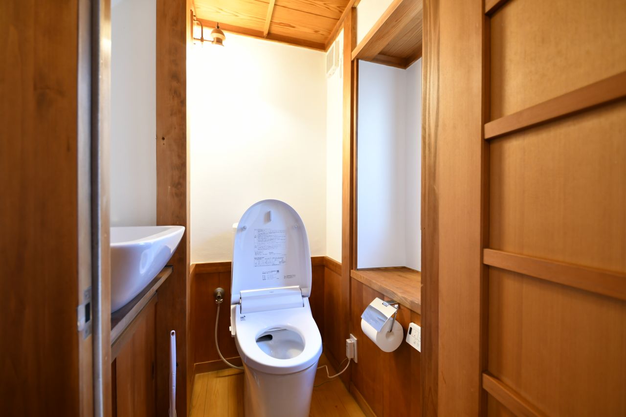 ウォシュレット付きトイレの様子。(2023-03-08,共用部,TOILET,1F)