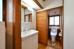 洗面台とトイレの様子。（102号室）(2023-03-08,専有部,ROOM,1F)